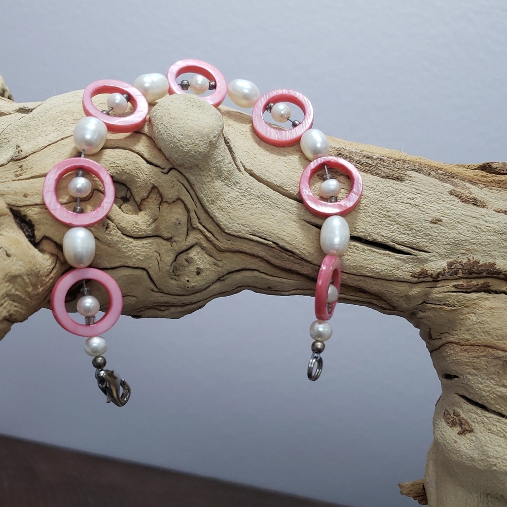 Elegant Pink and White Pearl Bracelet